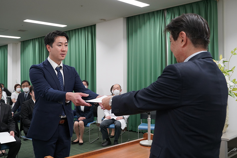 〈入講許可証授与〉