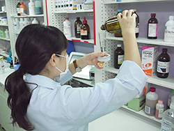 調剤している写真