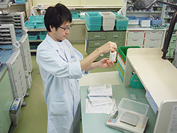 薬剤師が最終確認している写真