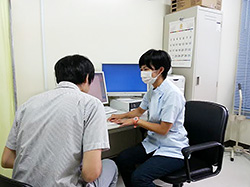 外来化学療法室での薬剤説明